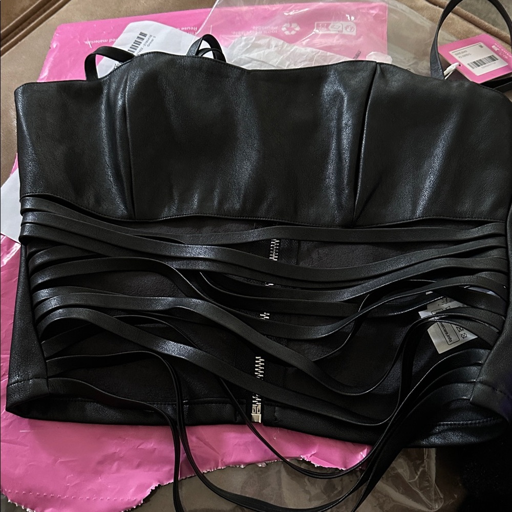 edikted NWT Nia Cutout Shredded Faux Leather Black Strappy Crop Top - Picture 6 of 9